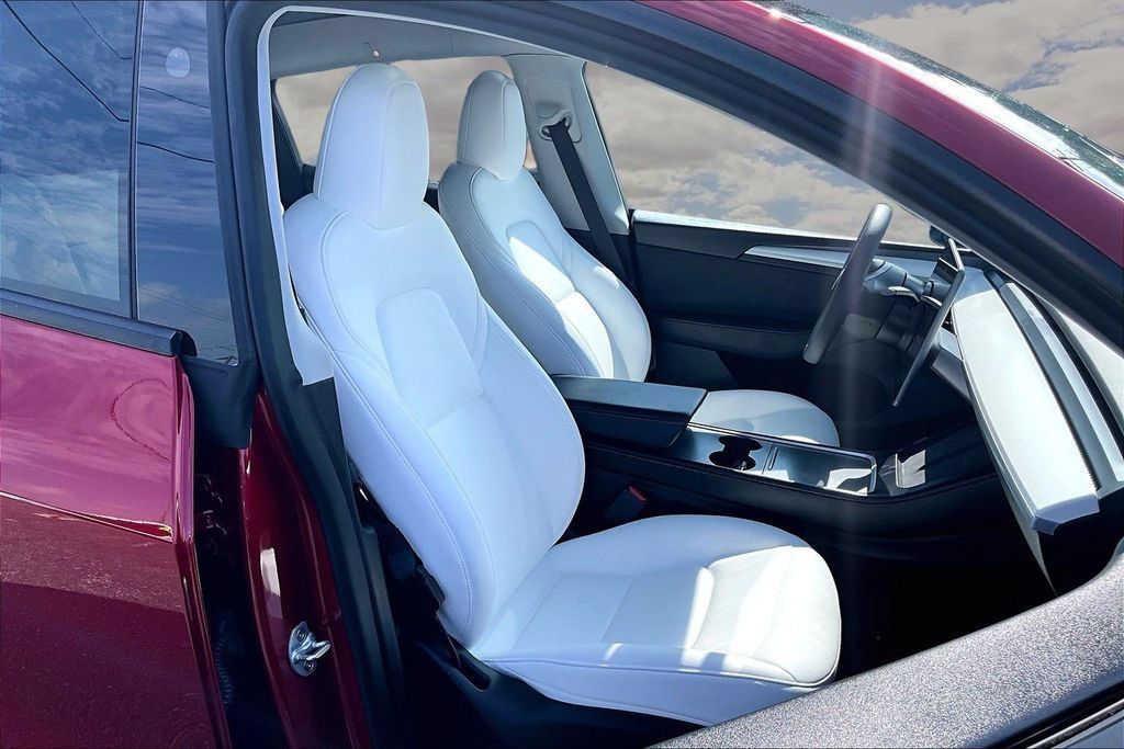 Used 2024 Tesla Model Y Long Range AWD/4WD image 29