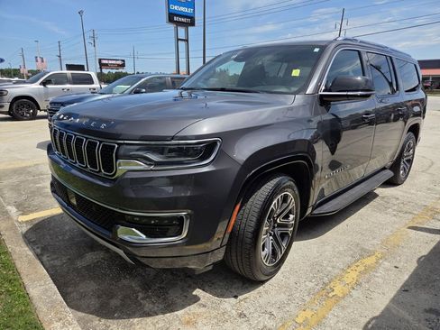 Used 2024 Jeep Wagoneer L Series II w/ Flexible Seating Group AWD/4WD image 3
