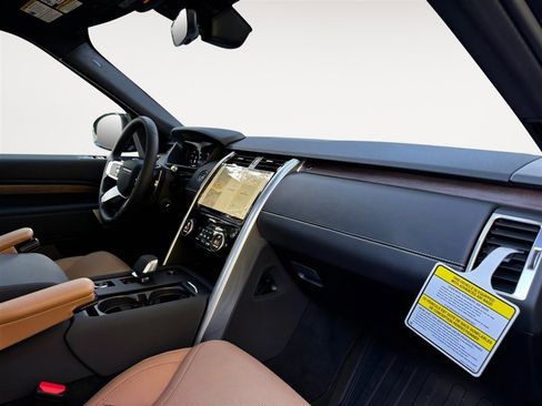 New 2025 Land Rover Discovery Dynamic SE image 24