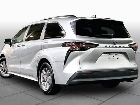 Used 2024 Toyota Sienna XLE FWD image 12