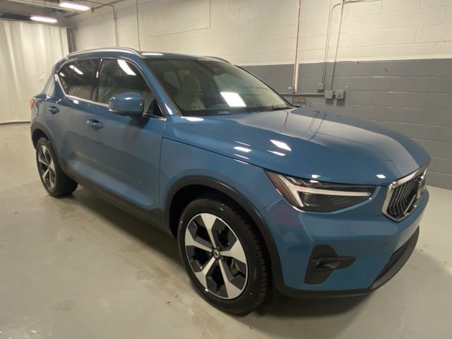 Used 2025 Volvo XC40 B5 Plus w/ Climate Package AWD/4WD image 4