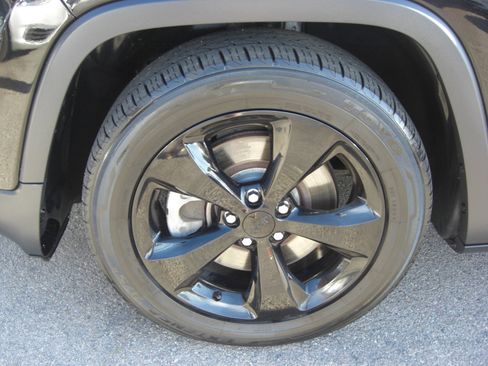 Used 2018 Jeep Cherokee Limited w/ High Altitude Package image 3