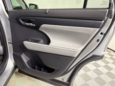 Used 2023 Toyota Highlander XLE image 17
