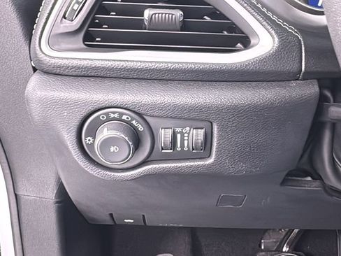 Used 2024 Chrysler Pacifica Select image 40