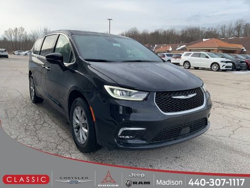 New 2026 Chrysler Pacifica Limited w/ Uconnect Theater Family Group image 1