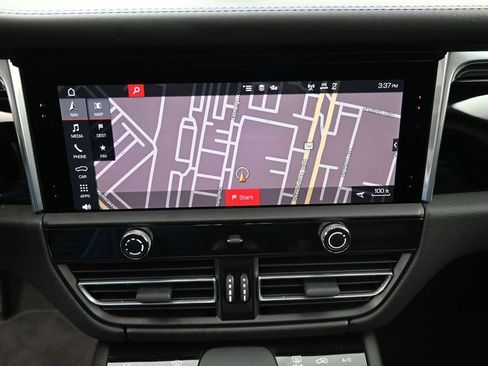 Certified 2025 Porsche Macan AWD/4WD image 21