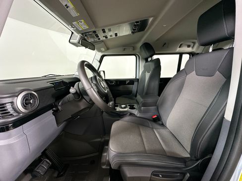 Used 2024 INEOS Grenadier Station Wagon AWD/4WD image 33
