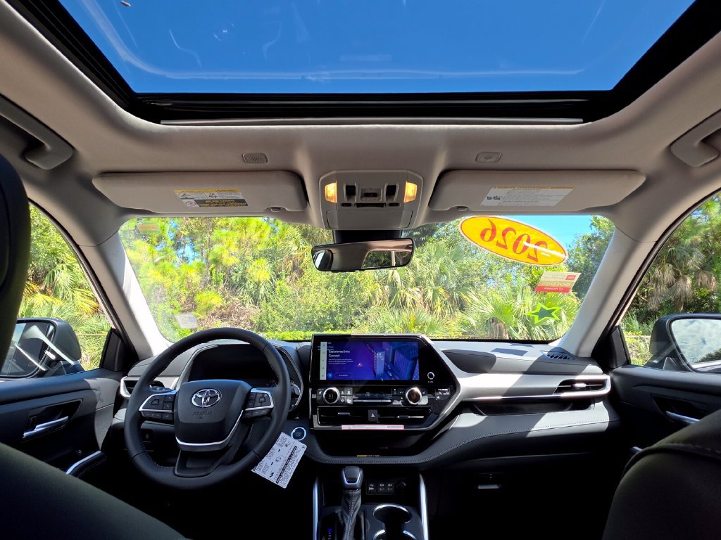 Certified 2026 Toyota Highlander XLE AWD/4WD image 4