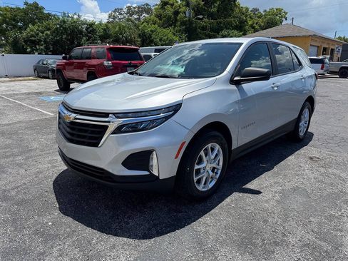 Used 2022 Chevrolet Equinox LS w/ LS Convenience Package AWD/4WD image 4