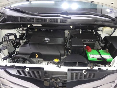 Used 2016 Toyota Sienna XLE w/ XLE Navigation Package FWD image 12