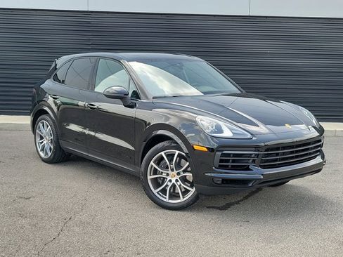 Certified 2023 Porsche Cayenne Platinum Edition image 9