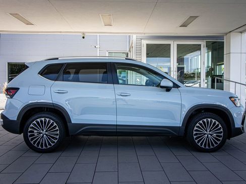 Certified 2025 Volkswagen Taos SE w/ Panoramic Sunroof Package FWD image 3