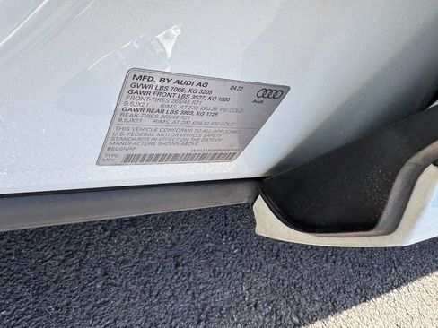 Used 2022 Audi e-tron Premium Plus w/ Premium Plus Package image 25