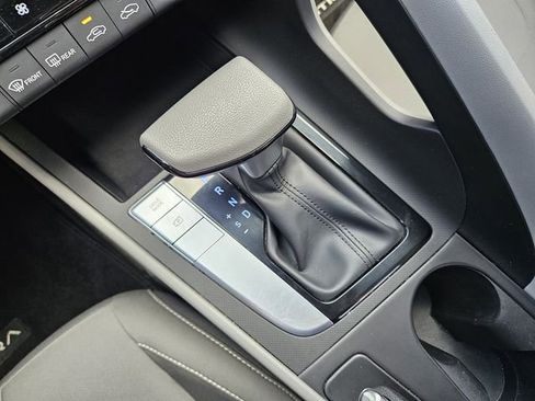 Used 2024 Hyundai Elantra SEL image 18