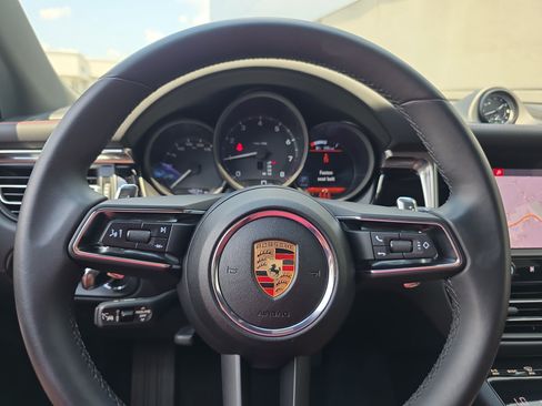 Used 2025 Porsche Macan AWD/4WD image 19