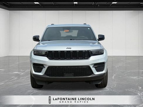 Used 2023 Jeep Grand Cherokee Altitude AWD/4WD image 8
