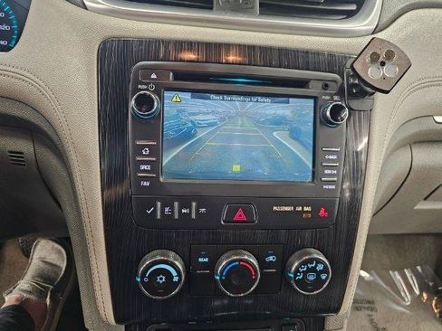 Used 2016 Chevrolet Traverse LT w/ Style and Technology Package FWD image 23