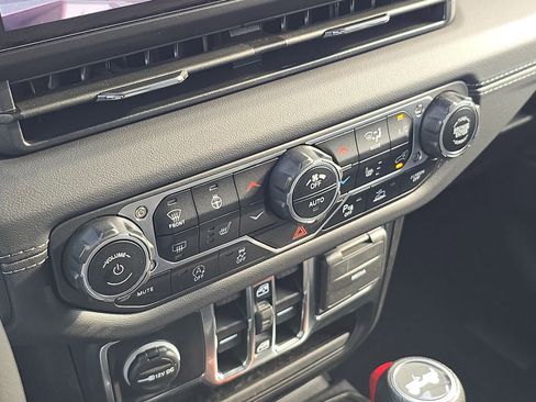 Used 2024 Jeep Wrangler Sahara w/ Safety Group image 27