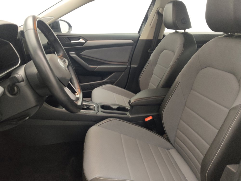 Used 2025 Volkswagen Jetta SE FWD image 17