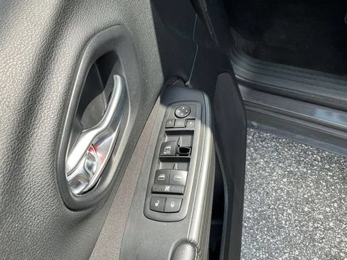 Used 2017 Jeep Cherokee Sport FWD image 6