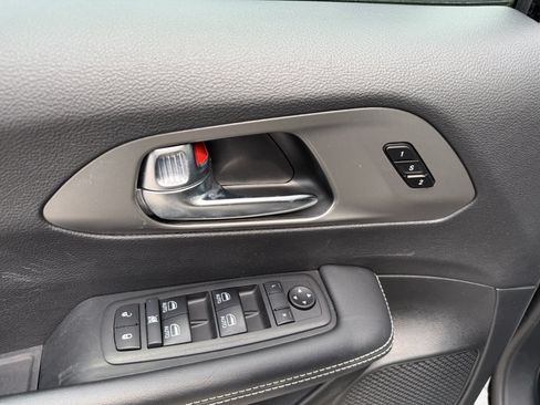 Used 2025 Chrysler Pacifica Select FWD image 20