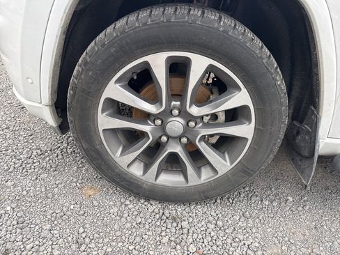 Used 2017 Jeep Grand Cherokee Overland w/ Jeep Active Safety Group image 9