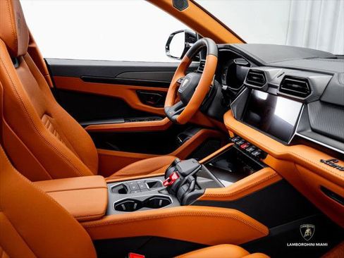 Used 2025 Lamborghini Urus SE AWD/4WD image 43