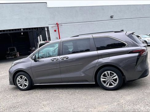 Used 2023 Toyota Sienna XLE w/ XLE Plus Package FWD image 7