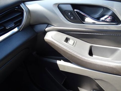Used 2022 Chevrolet Traverse LT FWD image 10