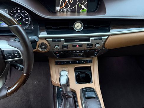 Used 2016 Lexus ES 350 w/ Luxury Package w/Wood Trim FWD image 16
