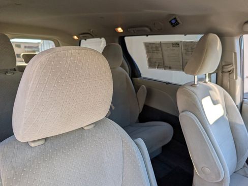 Used 2015 Toyota Sienna LE image 3
