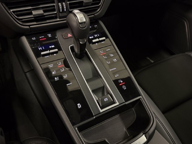 Certified 2026 Porsche Macan AWD/4WD image 19