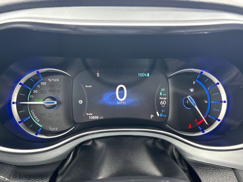 Used 2025 Chrysler Pacifica Premium image 21