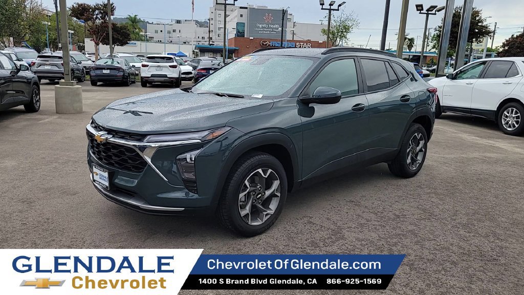 Used 2025 Chevrolet Trax LT FWD image 4