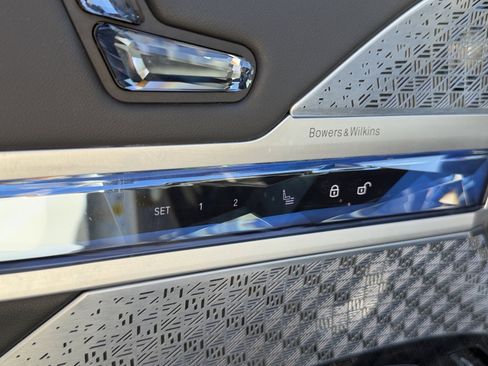 Used 2023 BMW 740i image 98