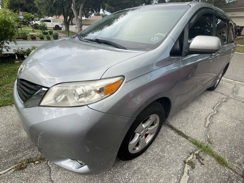Used 2014 Toyota Sienna LE FWD image 25
