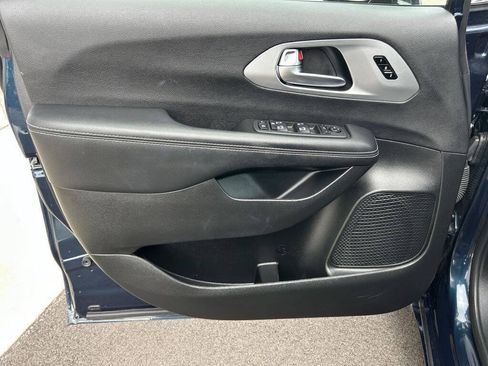 Used 2025 Chrysler Pacifica Limited FWD image 11