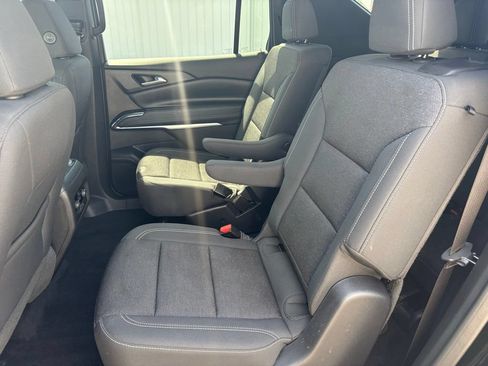 Used 2025 Chevrolet Traverse LT FWD image 12