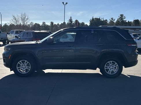 Used 2024 Jeep Grand Cherokee Laredo image 6