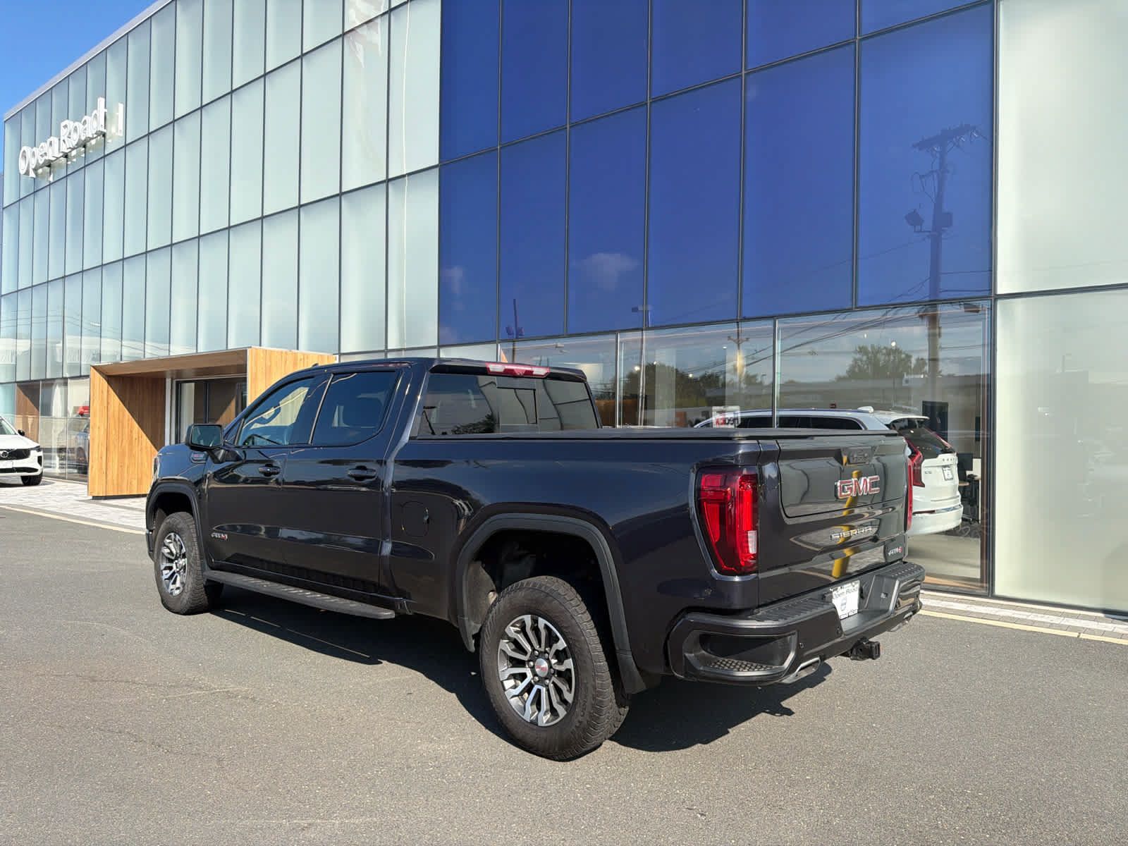 Used 2022 GMC Sierra 1500 AT4 w/ Technology Package AWD/4WD image 17