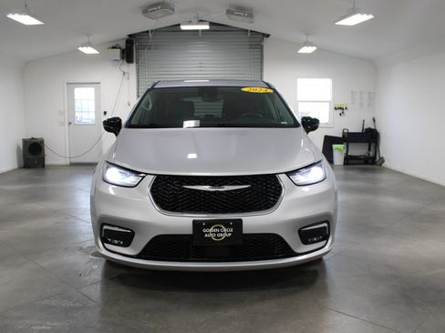Used 2024 Chrysler Pacifica Touring-L FWD image 3