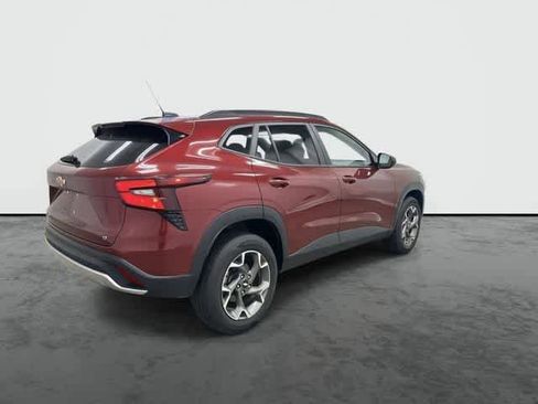 Used 2025 Chevrolet Trax LT FWD image 4