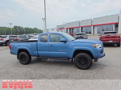 Used 2019 Toyota Tacoma SR5 AWD/4WD image 2