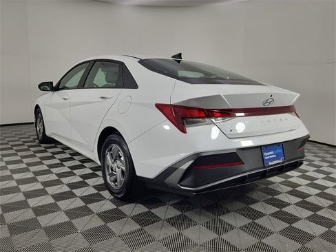 Certified 2025 Hyundai Elantra SE image 3