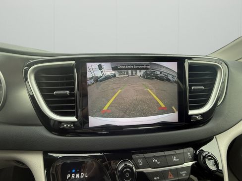 Used 2024 Chrysler Pacifica Touring-L image 19