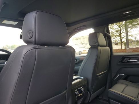 New 2026 GMC Yukon Denali image 8