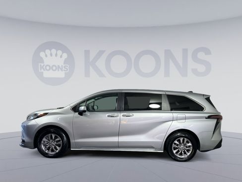 Used 2023 Toyota Sienna LE image 2