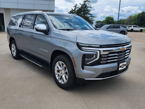 Used 2025 Chevrolet Suburban Premier AWD/4WD image 3