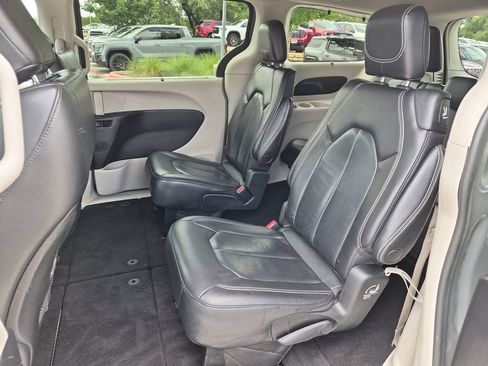 Used 2022 Chrysler Pacifica Touring-L FWD image 32
