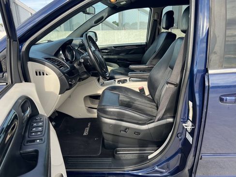 Used 2017 Dodge Grand Caravan SXT FWD image 16